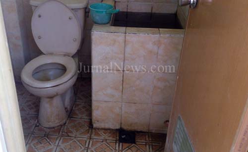 Salah satu jeding atau toilet di Kantor Camat Cluring yang kondisinya jorok. (Ron/JN)