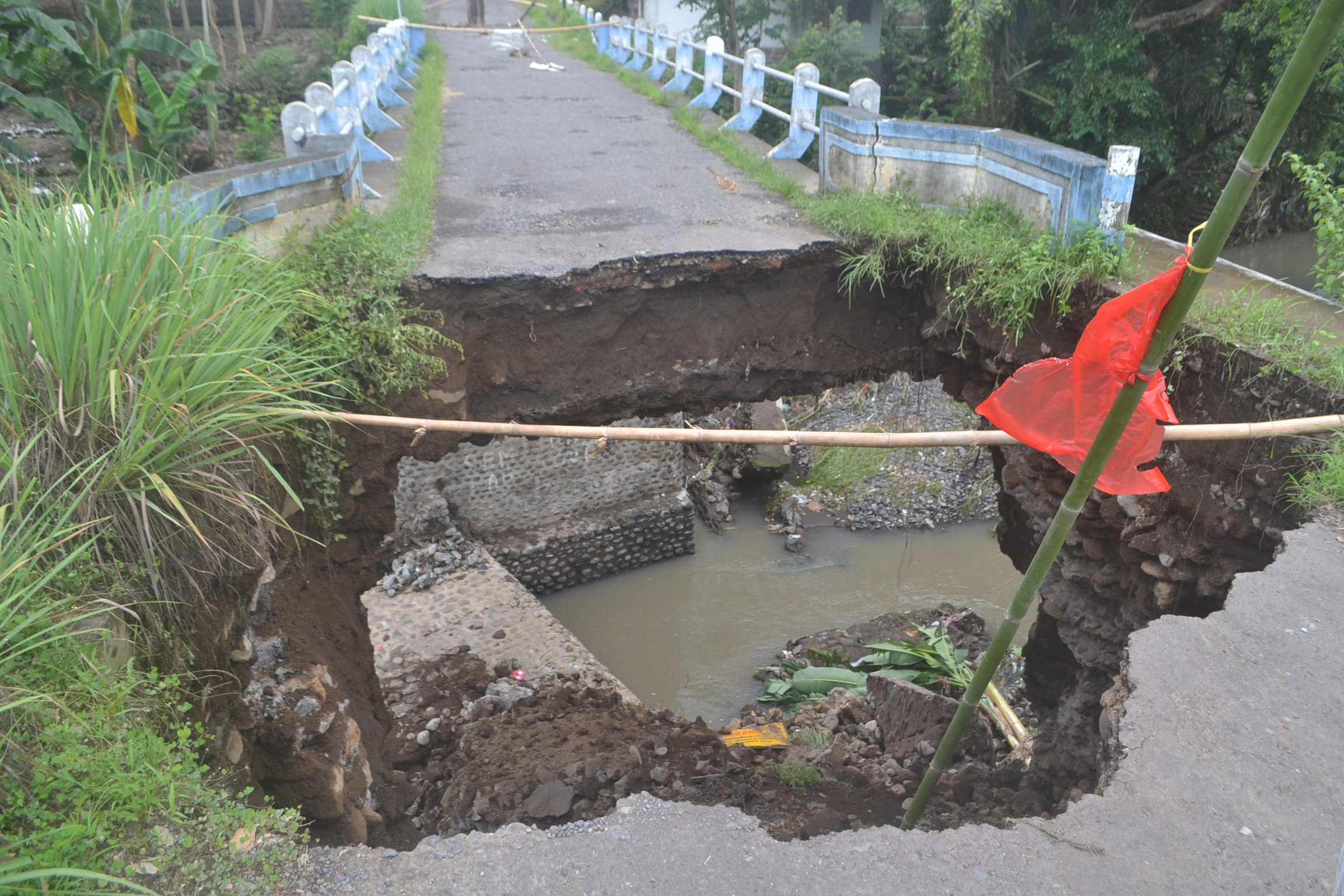 Ilustrasi : Jembatan Ambrol Tergerus Banjir di Gepuro, Rogojampi.
