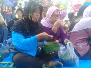 Warga berdoa dan makan bersama di jalan desa