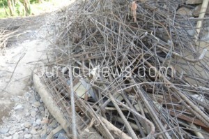 Material besi sisa pondasi di proyek jembatan Gepuro, Desa Watu Kebo, Blimbingsari. (foto : Jaenudin/JN)