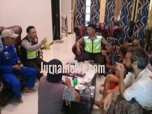 Foto: Dua warga asing saat dimintai keterangan. (Doc.rony).