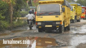 Foto: Damtruk saat melintas dijalan rusak. (Doc.yus).