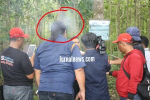 Foto: Bayangan putih nampak jelas dibelakang wartawan. (Doc.yogi)