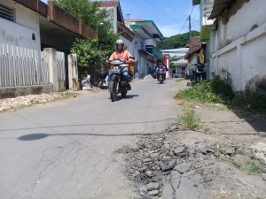 Foto: Jalan kampung yang dilalui trailer melepuh. (Doc,Ron).