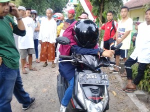 Foto: Saat anak itu tertidur diatas motor.