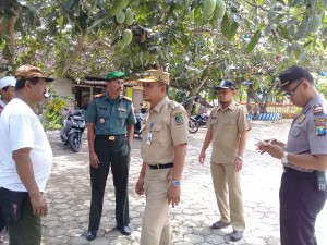 Foto: Posisi ditengah Camat Cluring, Yopi bayu irawan,kanan Kapolsek Cluring B. Mandreas, Belakang Yopi Danramil Cluring Rakup, Sebelah kiri ketua panitia Pilkades. (Doc,Ron).