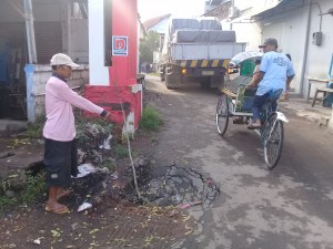 Foto: Warga saat menunjuk gorong - gorong jebol. (Doc,Ron).