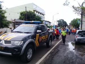 Foto: Mobil patroli dari Polsek Cluring saat mengawal kegiatan jalan sehat. (Doc.rony).