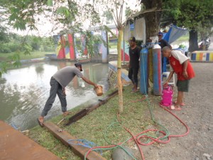 Foto: Para pekerja mulai mengerjakan 3 plat baja untuk dam BB 10, Bangorejo. (Doc, Din).