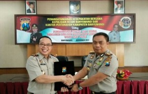 Foto : Kapolres AKBP. Agus Yulianto da Kepala Pertanahan Banyuwangi Muslim Fauzi saat bersalaman. (Doc.Polres bwi).