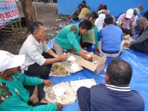 Foto: Acara makan bareng ditepi sungai stail. (Doc,din).