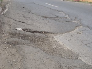 Foto: Jalan berlubang dan banyak pasir (Doc,jainudin)