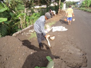 Foto: Para pekerja mengaduk pasir secara manual tanpa pakai molen. (Doc.din).