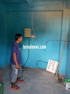Foto: Sukiman warga dusun Tegalwagah saat melihat lokasi mesin yang sudah tidak ada karena dibawa pengelolah untuk diperbaiki. (Dok.Adi).
