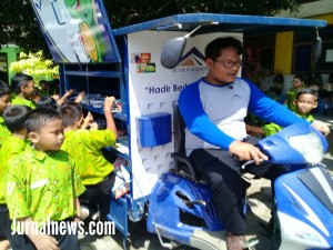 Foto: Pustaka keliling singgah di SDN 3 Kandangan saat jam istirahat. (Dok.Rony).