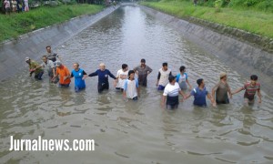 Foto: warga saat mencari didasar sungai Bangorejo. (Dok.humas).