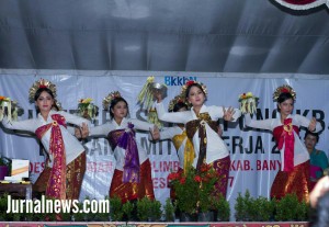 Foto: Para penari pendet saat acara pembukaan sosialisasi kampung KB di desa Patoman kecamatan Blimbingsari. (Rony).