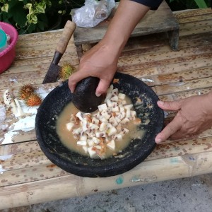 Foto: Dirumah herman, ngerujak buah pace atau mengkudu.