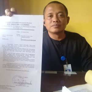 Foto: Camat Cluring Yopi Bayu Irawan disaat membawa surat himbauwan. 
