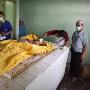 Foto: Kapolsek Cluring Iptu B.Mandrias memakai peci disebelah kanan.