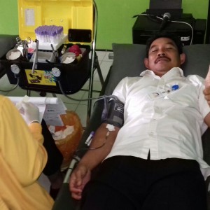 Foto: warga saat mendonorkan diri di Puskesmas Tampo.