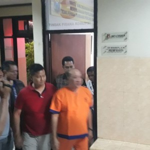 Foto: Agus Tarmidi digiring ke ruang tahanan.