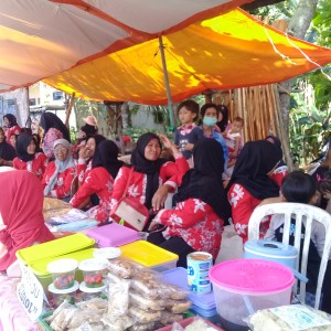 Poto: warga menggelar stan untuk menjual makanan hasil kreasi sendiri di acara konser dangdut sahabat H.Sugirah.