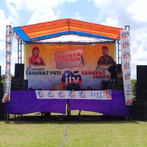 Foto: pentas dangdut dilapangan gunung srawet kebondalem