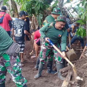 Foto: TNI dan relawan masih giat membersihkan tanah bekas banjir bandang.