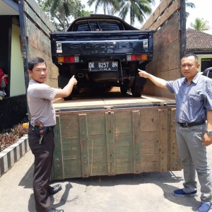 Polisi menunjukkan mobil picup curian yang diangkut truk