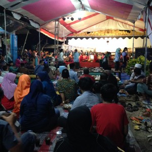 Warga duduk lesehan sambil menikmati suguhan berupa polopendem