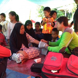 Tim saat memberi bantuan medis