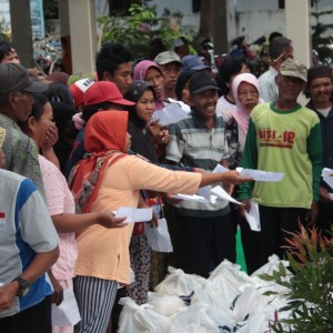 Foto: warga mengantri disaat mengambil sembako