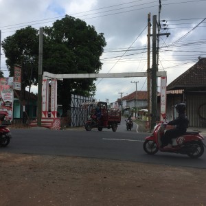 Foto: dua tiang yang dipasang didepan kantor kecamatan