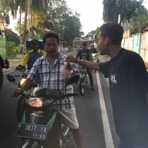Foto: Salah satu anggota Rapel sedang membagikan takjil.