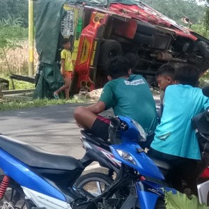 Foto: truk bermuatan beras terguling.