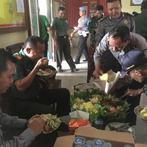 Foto: Anggota Koramil dan Polsek Cluring makan tumpeng bersama.