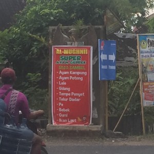 Foto: Tugu Garuda Pancasila ditutup banner bertuliskan ayam geprek