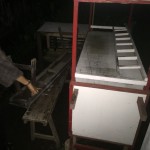 Foto: Ibu itu menunjukan tempat muda mudi berbuat tidak senono dibangku grobak es campur di jajag.