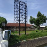 Foto: papan reklame dari besi yang dipasang ditanah milik pengairan.