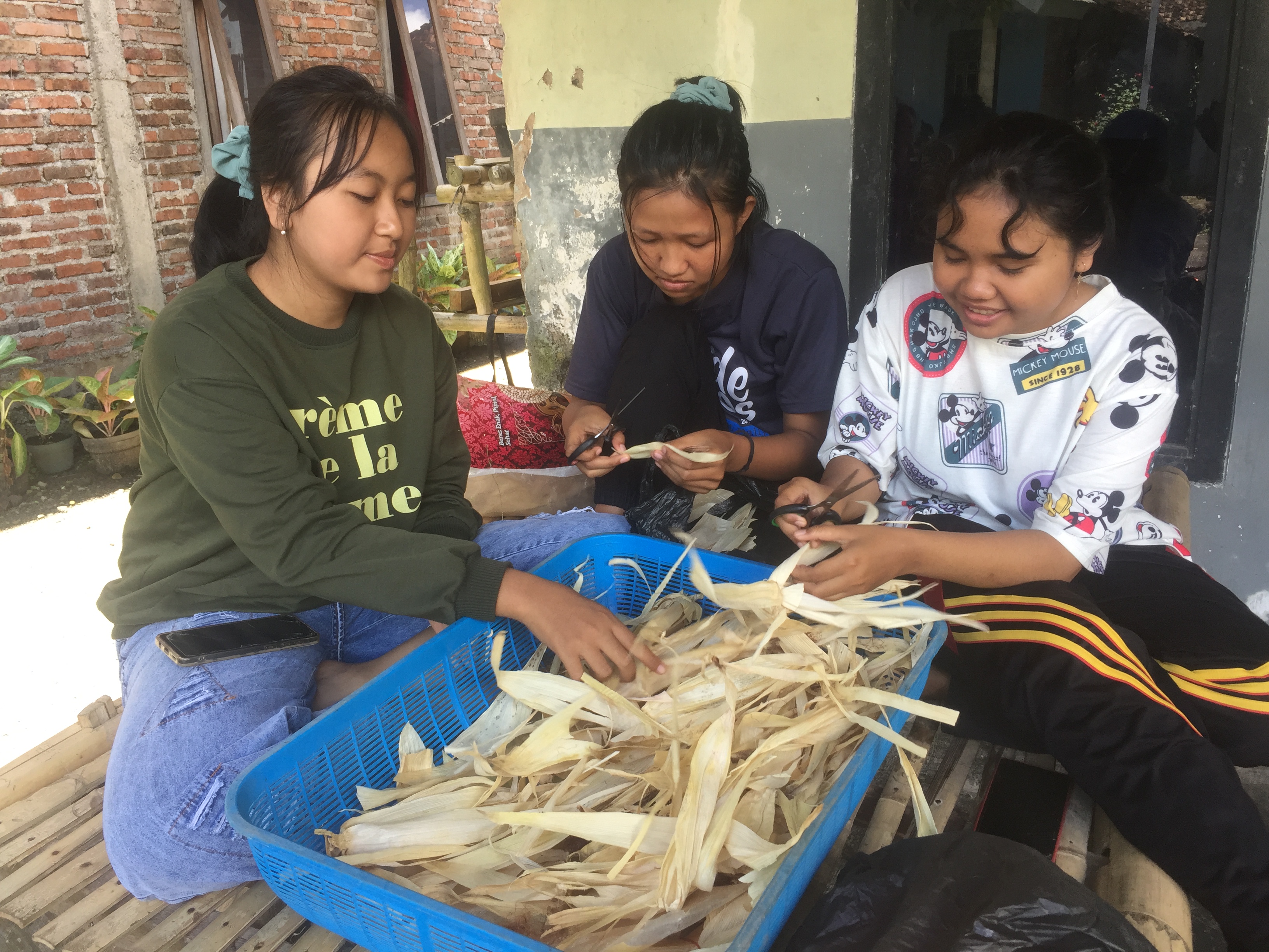 Foto : Warga Dusun Plosorejo sedang gotong-royong membuat bahan baju dari kulit jagung. (Doc,Rony subhan).