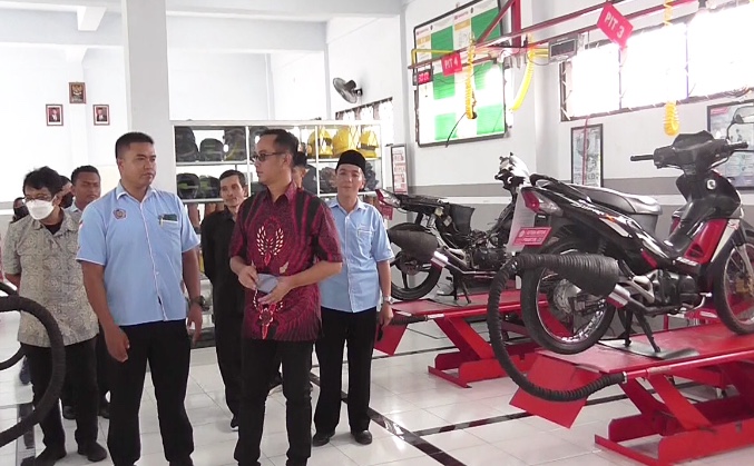 Foto : Kasek SMA Muhammadiyah Genteng bersama tim AHASS tinjau bengkel. (Doc,Andre).