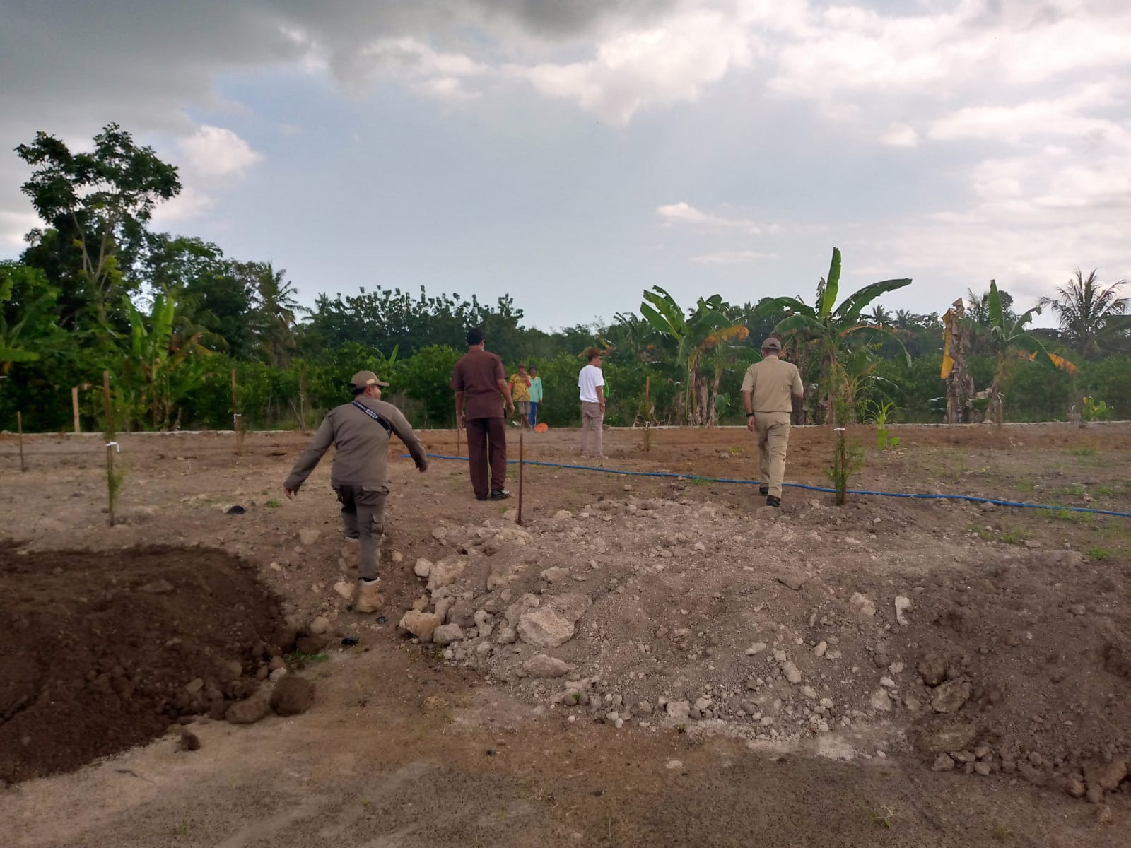 Foto : lokasi lahan sawah yang berubah menjadi tanah kering berpondasi. (Doc,Rony).