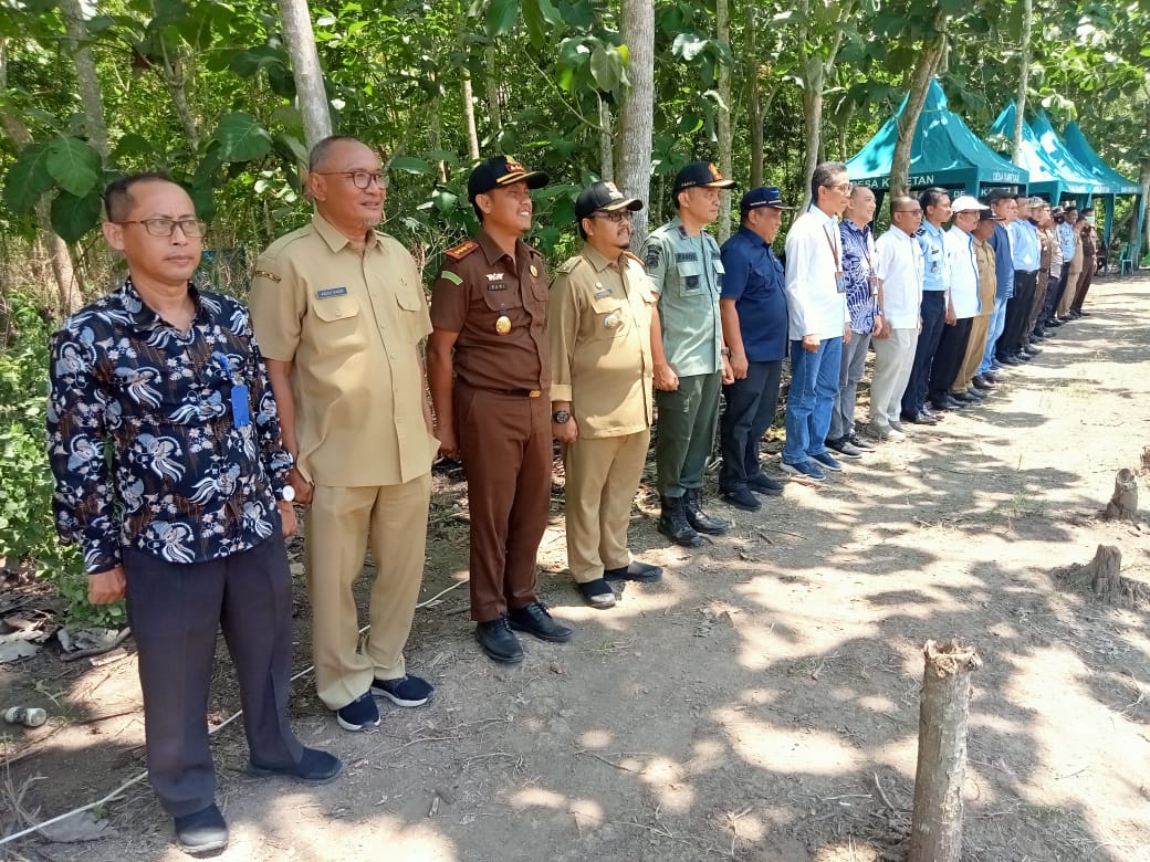 Foto : Semua Instansi terkait ikut penyelenggaraan penanaman pohon dipetak 54d RPH Gaul BKPH Karetan. (Doc,foto,Humas Perhutani).
