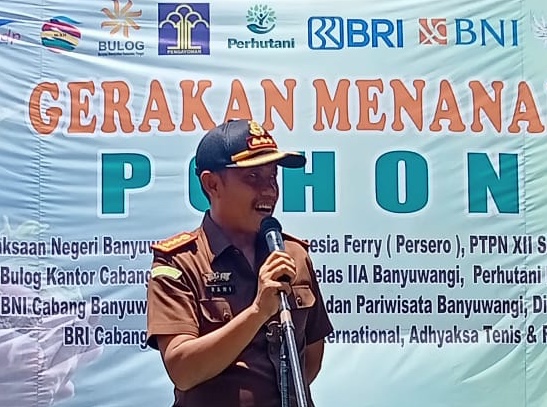 Foto : Kepala Kejaksaan Negeri Banyuwangi, Mohammad Rawi disaat memberikan sambutan dalam acara Gerakan Menanam Pohon dilahan petak 54d RPH Gaul BKPH Karetan. (Doc,foto,Humas Perhutani)