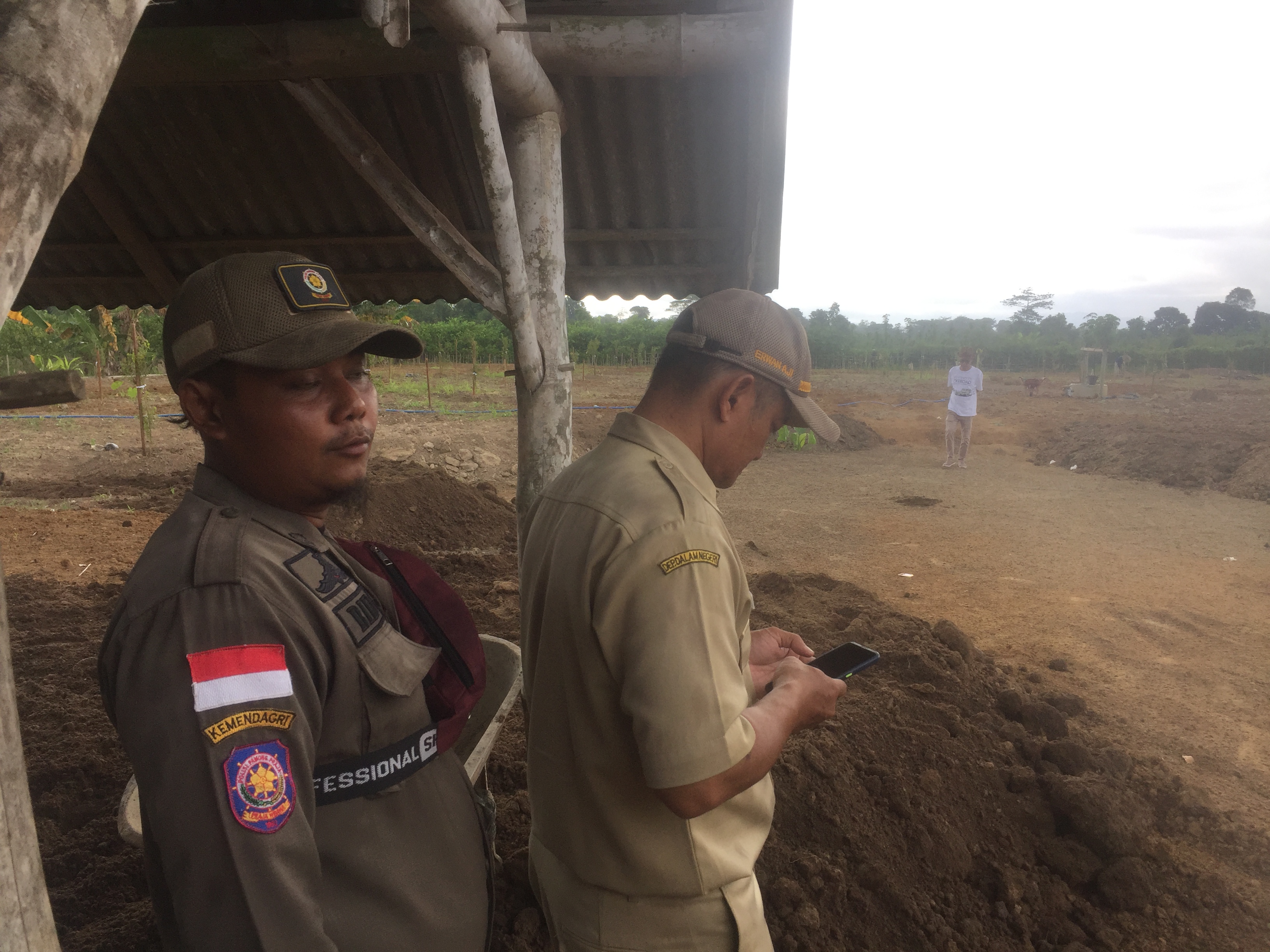 Foto : Sejumlah petugas trantib kecamatan cluring saat dilokasi. (Doc,Rony). 