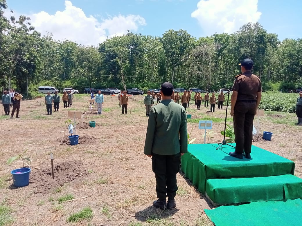 Foto : Seremoni dilakukan dilahan Perhutani, petak 54d RPH Gaul BKPH Karetan. (Doc,foto,Humas Perhutani).