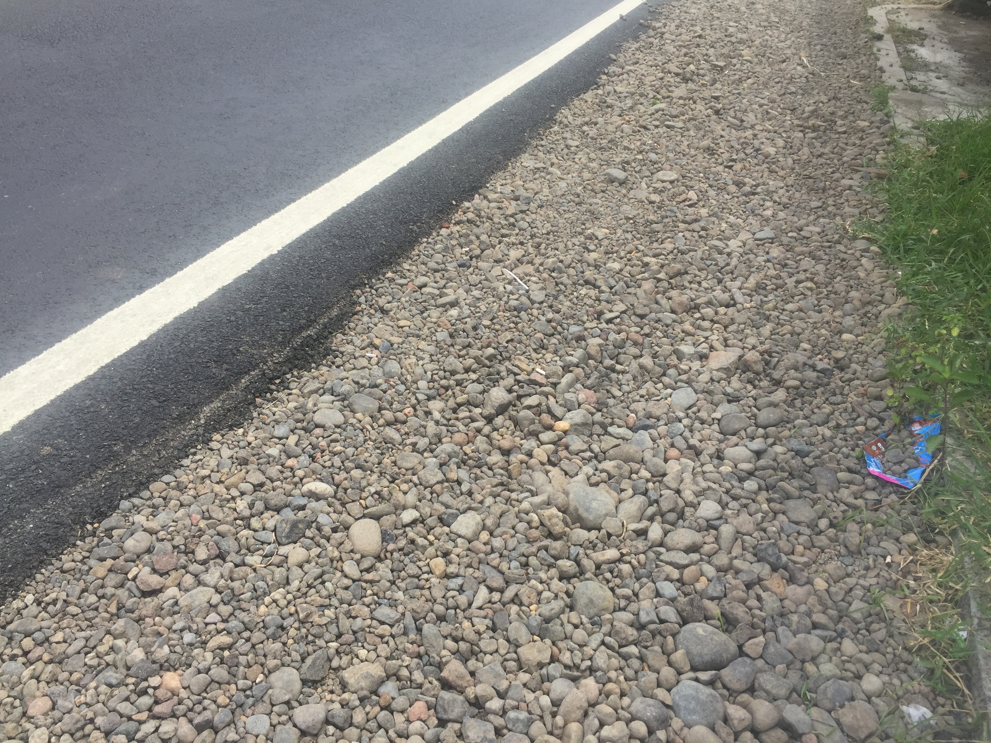 Foto : Sepadan jalan nasional diuruk batu koral. (Doc,Rony//JN).