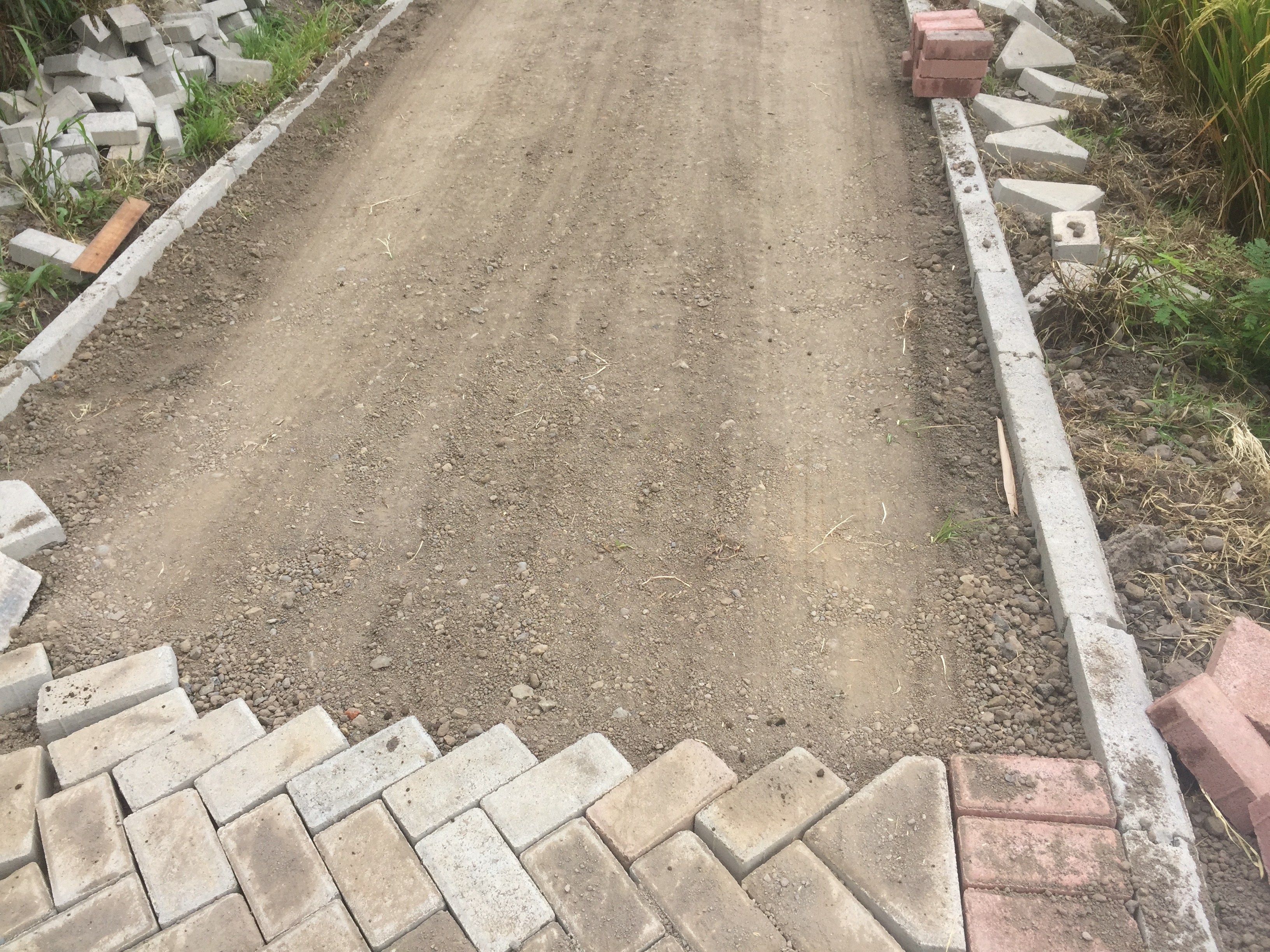 Foto : Pasir yang dipakai berwarna merah tanah tetap dipakai. (Doc,Rony).