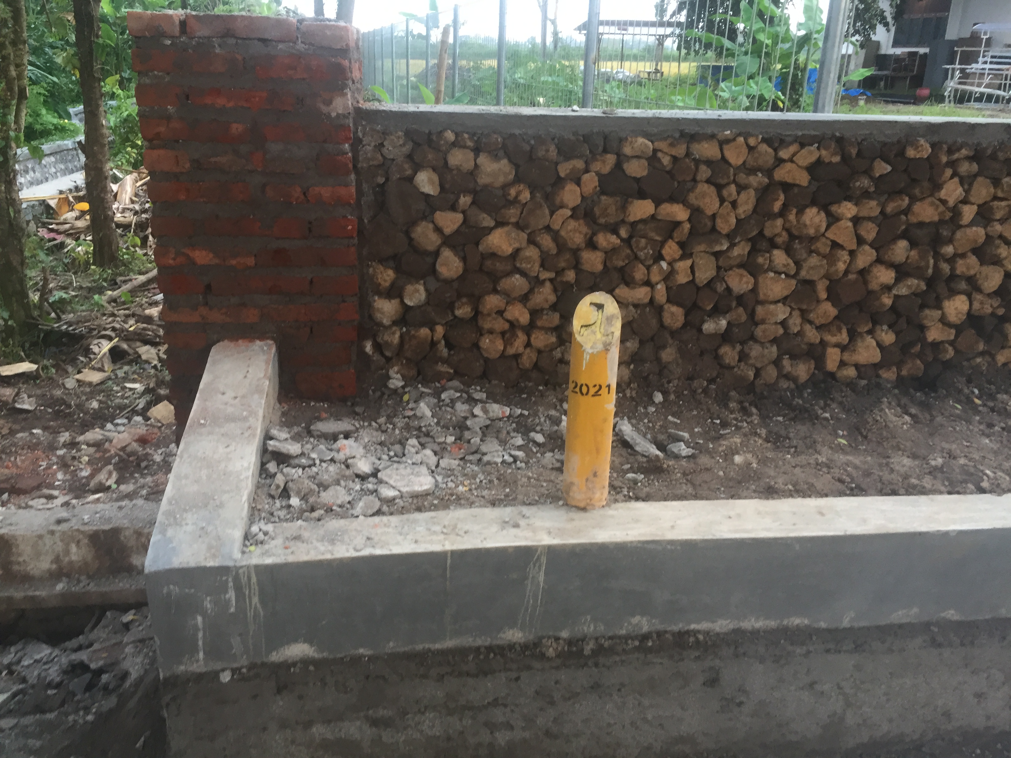 Foto : Patok batas milik dinas lain.